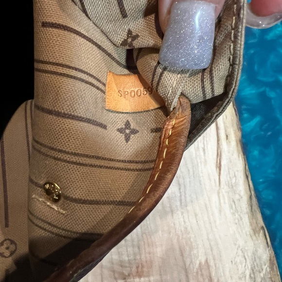 Authentic Louis Vuitton Neverfull MM - Picture 8 of 16
